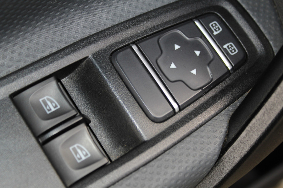 Mercedes-Benz Citan 110-95pk CDI L1 Pro. Dames en heren ondernemers: zeer nette Mercedes Citan, een praktische bedrijfswagen die u nog jaren tot dienst kan zijn. Airco, navigatie, telefoonvoorb., trekhaak, schuifdeur rechts etc.