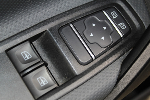 Mercedes-Benz Citan 110-95pk CDI L1 Pro. Dames en heren ondernemers: zeer nette Mercedes Citan, een praktische bedrijfswagen die u nog jaren tot dienst kan zijn. Airco, navigatie, telefoonvoorb., trekhaak, schuifdeur rechts etc.