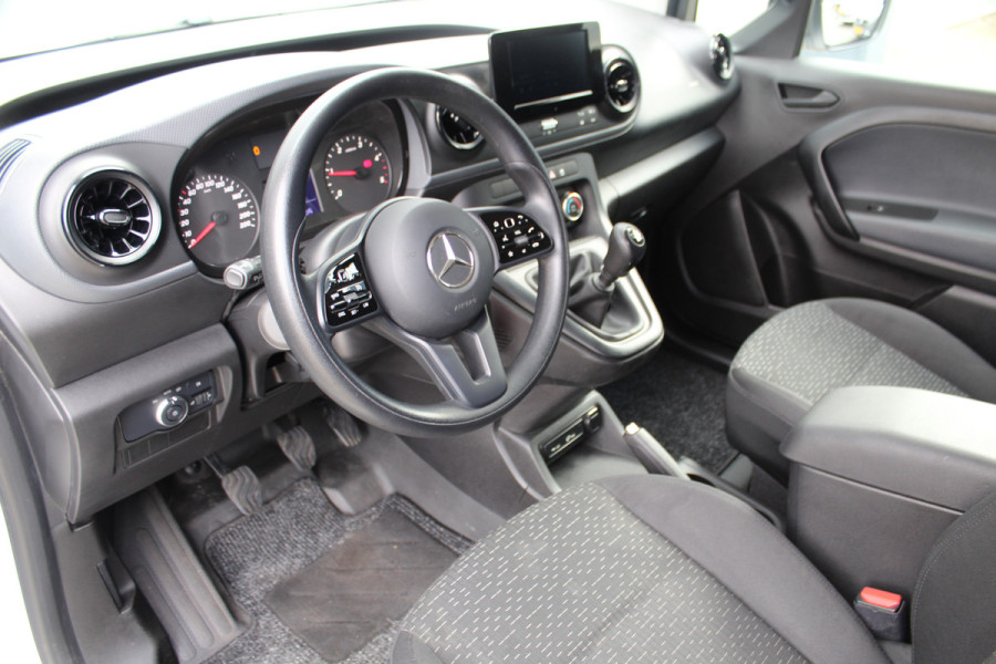 Mercedes-Benz Citan 110-95pk CDI L1 Pro. Dames en heren ondernemers: zeer nette Mercedes Citan, een praktische bedrijfswagen die u nog jaren tot dienst kan zijn. Airco, navigatie, telefoonvoorb., trekhaak, schuifdeur rechts etc.