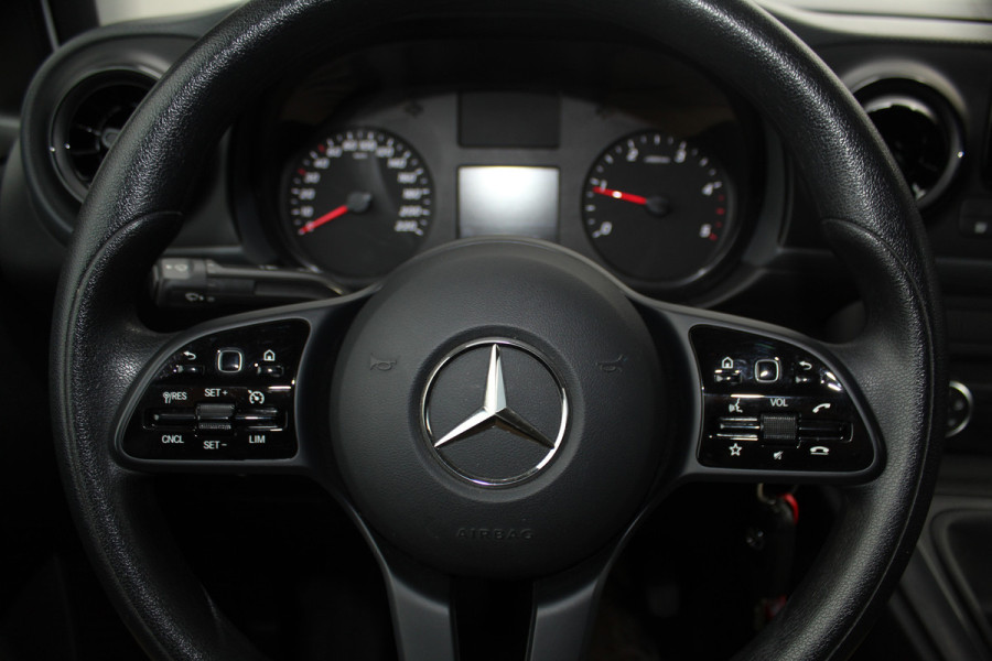 Mercedes-Benz Citan 110-95pk CDI L1 Pro. Dames en heren ondernemers: zeer nette Mercedes Citan, een praktische bedrijfswagen die u nog jaren tot dienst kan zijn. Airco, navigatie, telefoonvoorb., trekhaak, schuifdeur rechts etc.