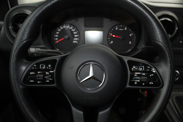 Mercedes-Benz Citan 110-95pk CDI L1 Pro. Dames en heren ondernemers: zeer nette Mercedes Citan, een praktische bedrijfswagen die u nog jaren tot dienst kan zijn. Airco, navigatie, telefoonvoorb., trekhaak, schuifdeur rechts etc.
