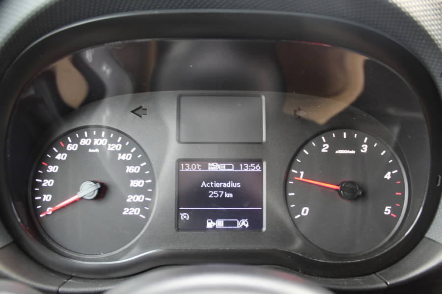 Mercedes-Benz Citan 110-95pk CDI L1 Pro. Dames en heren ondernemers: zeer nette Mercedes Citan, een praktische bedrijfswagen die u nog jaren tot dienst kan zijn. Airco, navigatie, telefoonvoorb., trekhaak, schuifdeur rechts etc.