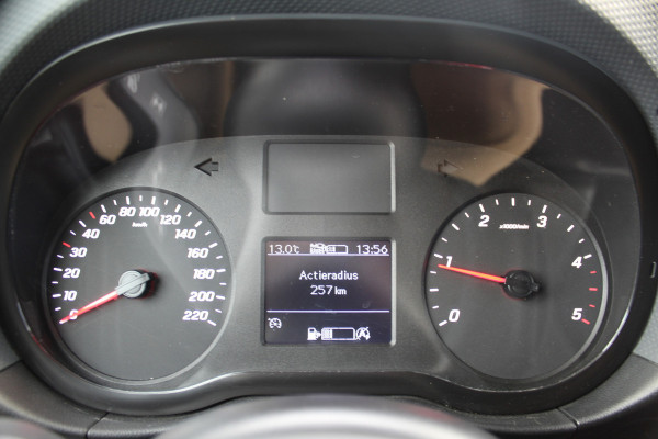 Mercedes-Benz Citan 110-95pk CDI L1 Pro. Dames en heren ondernemers: zeer nette Mercedes Citan, een praktische bedrijfswagen die u nog jaren tot dienst kan zijn. Airco, navigatie, telefoonvoorb., trekhaak, schuifdeur rechts etc.
