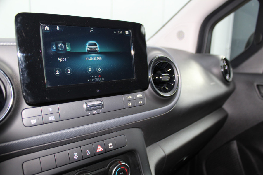 Mercedes-Benz Citan 110-95pk CDI L1 Pro. Dames en heren ondernemers: zeer nette Mercedes Citan, een praktische bedrijfswagen die u nog jaren tot dienst kan zijn. Airco, navigatie, telefoonvoorb., trekhaak, schuifdeur rechts etc.