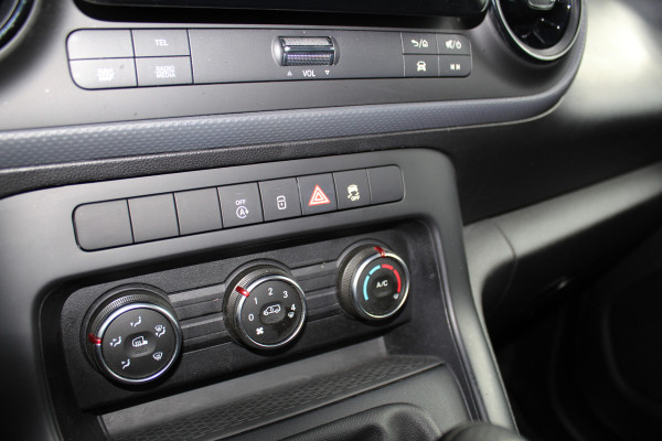Mercedes-Benz Citan 110-95pk CDI L1 Pro. Dames en heren ondernemers: zeer nette Mercedes Citan, een praktische bedrijfswagen die u nog jaren tot dienst kan zijn. Airco, navigatie, telefoonvoorb., trekhaak, schuifdeur rechts etc.