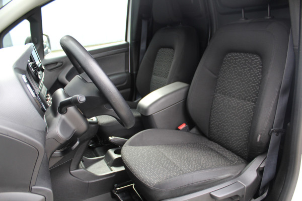 Mercedes-Benz Citan 110-95pk CDI L1 Pro. Dames en heren ondernemers: zeer nette Mercedes Citan, een praktische bedrijfswagen die u nog jaren tot dienst kan zijn. Airco, navigatie, telefoonvoorb., trekhaak, schuifdeur rechts etc.
