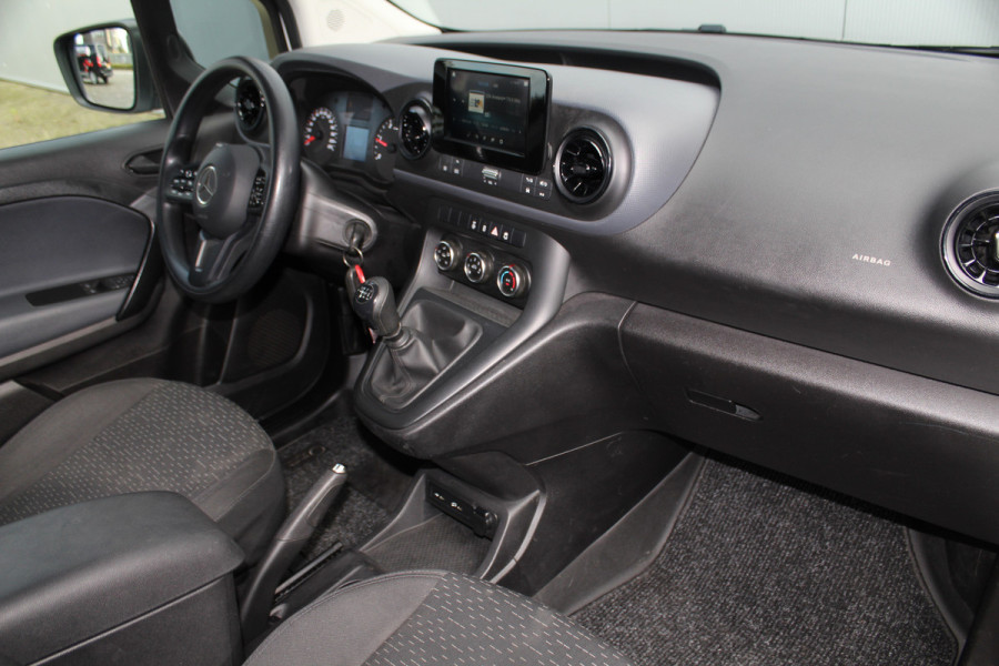 Mercedes-Benz Citan 110-95pk CDI L1 Pro. Dames en heren ondernemers: zeer nette Mercedes Citan, een praktische bedrijfswagen die u nog jaren tot dienst kan zijn. Airco, navigatie, telefoonvoorb., trekhaak, schuifdeur rechts etc.