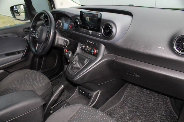 Mercedes-Benz Citan 110-95pk CDI L1 Pro. Dames en heren ondernemers: zeer nette Mercedes Citan, een praktische bedrijfswagen die u nog jaren tot dienst kan zijn. Airco, navigatie, telefoonvoorb., trekhaak, schuifdeur rechts etc.