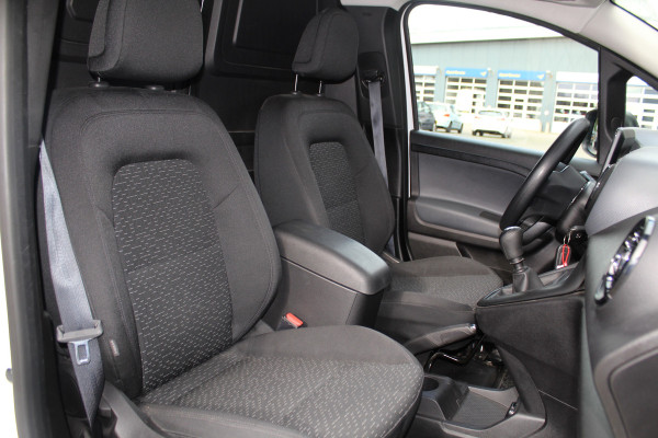 Mercedes-Benz Citan 110-95pk CDI L1 Pro. Dames en heren ondernemers: zeer nette Mercedes Citan, een praktische bedrijfswagen die u nog jaren tot dienst kan zijn. Airco, navigatie, telefoonvoorb., trekhaak, schuifdeur rechts etc.
