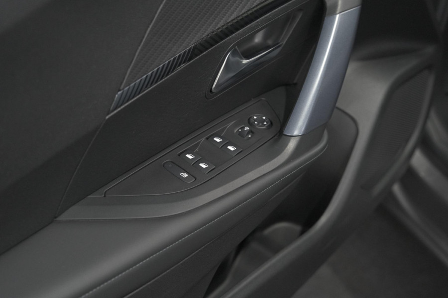 Peugeot 2008 PureTech 130 Allure | Camera | Stoelverwarming | Apple Carplay | Parkeersensoren voor + Achter