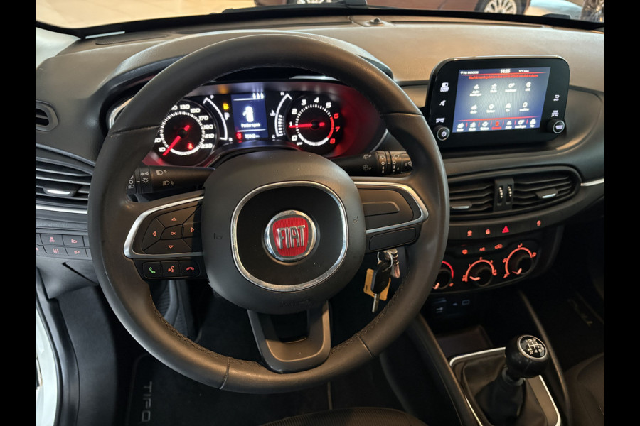 Fiat Tipo 1.4 Mirror Achteruitrijcamera - Airco - Parkeersensor achter - Licht metalen velgen 16 inch - Radio - Navigatie - Mistlampen - Led verlichting - Stuur multifunctioneel - Bluetooth - Cruise control - Ele