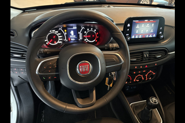 Fiat Tipo 1.4 Mirror Achteruitrijcamera - Airco - Parkeersensor achter - Licht metalen velgen 16 inch - Radio - Navigatie - Mistlampen - Led verlichting - Stuur multifunctioneel - Bluetooth - Cruise control - Ele
