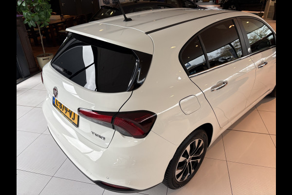 Fiat Tipo 1.4 Mirror Achteruitrijcamera - Airco - Parkeersensor achter - Licht metalen velgen 16 inch - Radio - Navigatie - Mistlampen - Led verlichting - Stuur multifunctioneel - Bluetooth - Cruise control - Ele