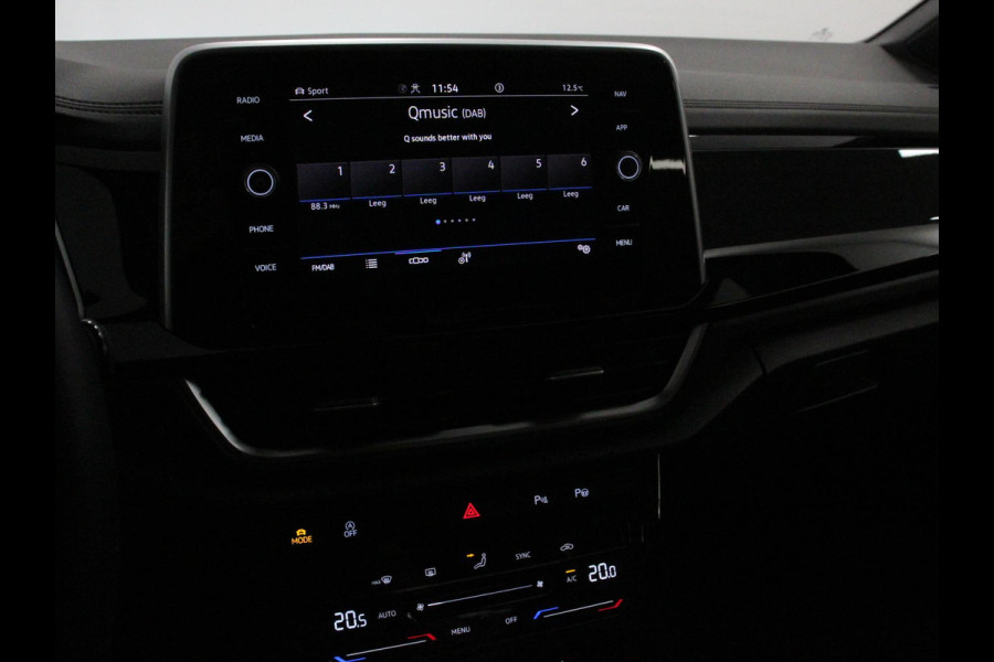 Volkswagen T-Roc 1.5 TSI 150pk Automaat R-Line Digitale Cockpit Climate Control Camera Navigatie Apple Carplay/Android Auto Lichtmetalen Velgen Parkeer sensoren Dab Led Adaptive Cruise Control