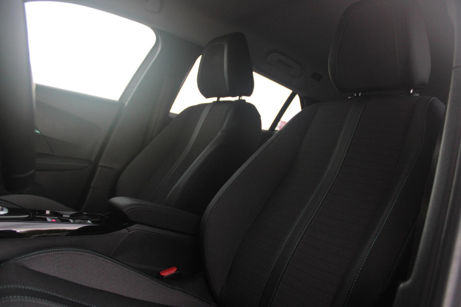 Peugeot 2008 1.2 130PK AUTOMAAT ALLURE PACK | TREKHAAK | ADAPTIVE CRUISE CONTROL | 3-D INSTRUMENTENPANEEL | NAVIGATIE | APPLE CARPLAY/ANDROID AUTO | LED KOPLAMPEN | CLIMATE CONTROL | 17" LICHTMETALEN VELGEN | ACHTERUITRIJ CAMERA | PARKEERSENSOREN | DAB+ RADIO | GETINTE RUITEN |
