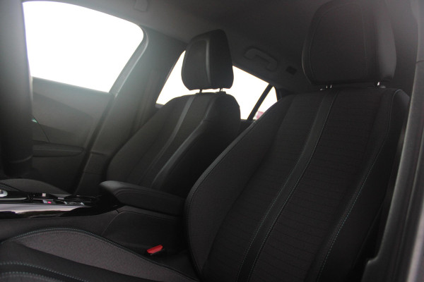 Peugeot 2008 1.2 130PK AUTOMAAT ALLURE PACK | TREKHAAK | ADAPTIVE CRUISE CONTROL | 3-D INSTRUMENTENPANEEL | NAVIGATIE | APPLE CARPLAY/ANDROID AUTO | LED KOPLAMPEN | CLIMATE CONTROL | 17" LICHTMETALEN VELGEN | ACHTERUITRIJ CAMERA | PARKEERSENSOREN | DAB+ RADIO | GETINTE RUITEN |