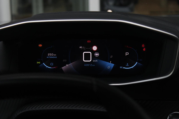 Peugeot 2008 1.2 130PK AUTOMAAT ALLURE PACK | TREKHAAK | ADAPTIVE CRUISE CONTROL | 3-D INSTRUMENTENPANEEL | NAVIGATIE | APPLE CARPLAY/ANDROID AUTO | LED KOPLAMPEN | CLIMATE CONTROL | 17" LICHTMETALEN VELGEN | ACHTERUITRIJ CAMERA | PARKEERSENSOREN | DAB+ RADIO | GETINTE RUITEN |