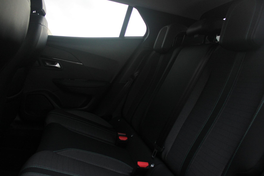 Peugeot 2008 1.2 130PK AUTOMAAT ALLURE PACK | TREKHAAK | ADAPTIVE CRUISE CONTROL | 3-D INSTRUMENTENPANEEL | NAVIGATIE | APPLE CARPLAY/ANDROID AUTO | LED KOPLAMPEN | CLIMATE CONTROL | 17" LICHTMETALEN VELGEN | ACHTERUITRIJ CAMERA | PARKEERSENSOREN | DAB+ RADIO | GETINTE RUITEN |