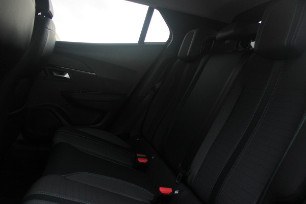 Peugeot 2008 1.2 130PK AUTOMAAT ALLURE PACK | TREKHAAK | ADAPTIVE CRUISE CONTROL | 3-D INSTRUMENTENPANEEL | NAVIGATIE | APPLE CARPLAY/ANDROID AUTO | LED KOPLAMPEN | CLIMATE CONTROL | 17" LICHTMETALEN VELGEN | ACHTERUITRIJ CAMERA | PARKEERSENSOREN | DAB+ RADIO | GETINTE RUITEN |