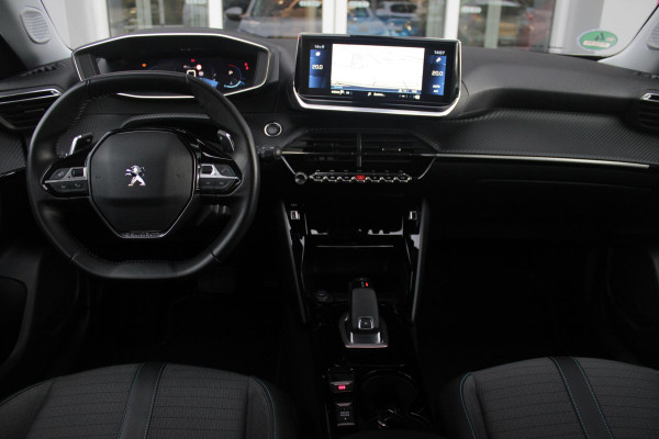 Peugeot 2008 1.2 130PK AUTOMAAT ALLURE PACK | TREKHAAK | ADAPTIVE CRUISE CONTROL | 3-D INSTRUMENTENPANEEL | NAVIGATIE | APPLE CARPLAY/ANDROID AUTO | LED KOPLAMPEN | CLIMATE CONTROL | 17" LICHTMETALEN VELGEN | ACHTERUITRIJ CAMERA | PARKEERSENSOREN | DAB+ RADIO | GETINTE RUITEN |