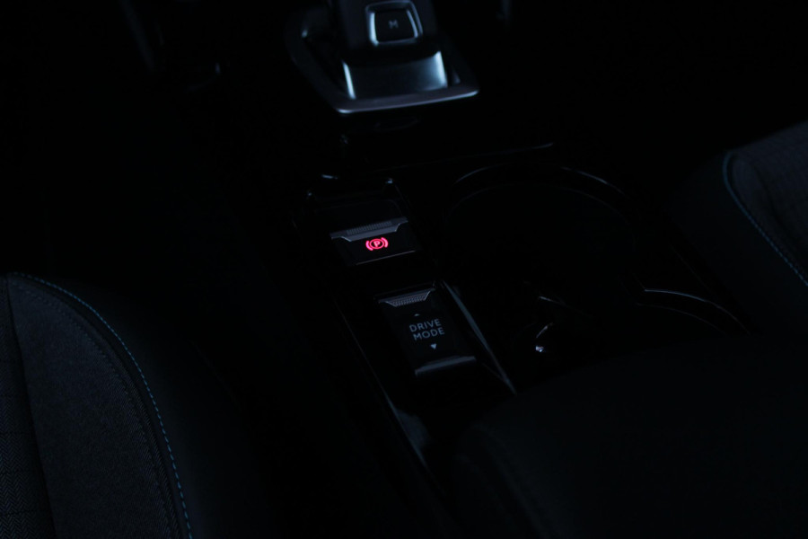Peugeot 2008 1.2 130PK AUTOMAAT ALLURE PACK | TREKHAAK | ADAPTIVE CRUISE CONTROL | 3-D INSTRUMENTENPANEEL | NAVIGATIE | APPLE CARPLAY/ANDROID AUTO | LED KOPLAMPEN | CLIMATE CONTROL | 17" LICHTMETALEN VELGEN | ACHTERUITRIJ CAMERA | PARKEERSENSOREN | DAB+ RADIO | GETINTE RUITEN |