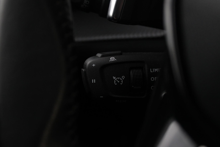 Peugeot 2008 1.2 130PK AUTOMAAT ALLURE PACK | TREKHAAK | ADAPTIVE CRUISE CONTROL | 3-D INSTRUMENTENPANEEL | NAVIGATIE | APPLE CARPLAY/ANDROID AUTO | LED KOPLAMPEN | CLIMATE CONTROL | 17" LICHTMETALEN VELGEN | ACHTERUITRIJ CAMERA | PARKEERSENSOREN | DAB+ RADIO | GETINTE RUITEN |