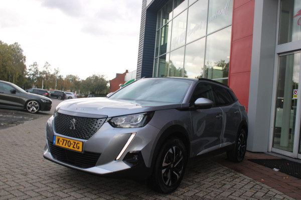 Peugeot 2008 1.2 130PK AUTOMAAT ALLURE PACK | TREKHAAK | ADAPTIVE CRUISE CONTROL | 3-D INSTRUMENTENPANEEL | NAVIGATIE | APPLE CARPLAY/ANDROID AUTO | LED KOPLAMPEN | CLIMATE CONTROL | 17" LICHTMETALEN VELGEN | ACHTERUITRIJ CAMERA | PARKEERSENSOREN | DAB+ RADIO | GETINTE RUITEN |