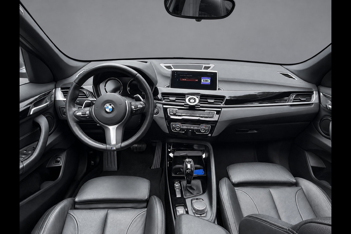 BMW X1 SDrive20i Automaat Orange Edition II, panoramadak, trekhaak, leder sportinterieur, vele opties, Origineel NL auto met nap