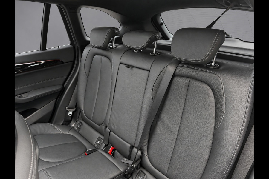 BMW X1 SDrive20i Automaat Orange Edition II, panoramadak, trekhaak, leder sportinterieur, vele opties, Origineel NL auto met nap