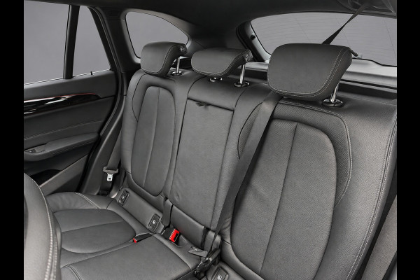 BMW X1 SDrive20i Automaat Orange Edition II, panoramadak, trekhaak, leder sportinterieur, vele opties, Origineel NL auto met nap