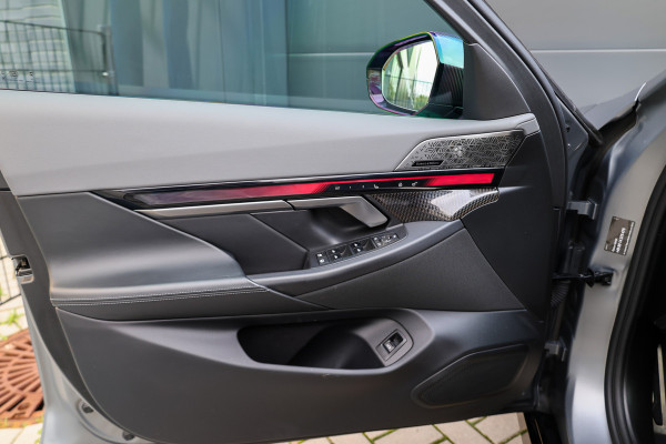 BMW 5 Serie 550e xDrive | BTW! | FULL OPTION! | PANO | B&W | M-SPORT PRO | CARBON | STOELVENTILATIE |