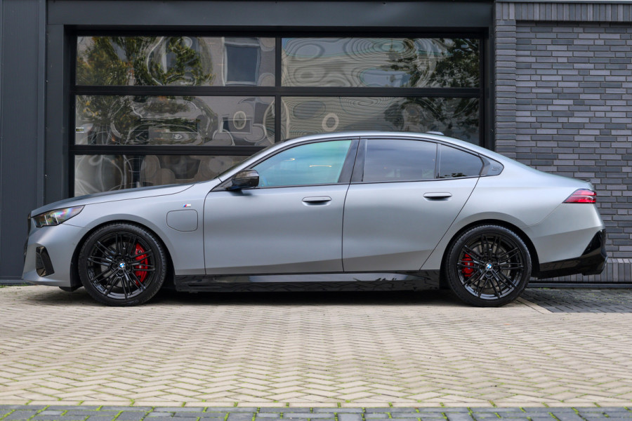 BMW 5 Serie 550e xDrive | BTW! | FULL OPTION! | PANO | B&W | M-SPORT PRO | CARBON | STOELVENTILATIE |