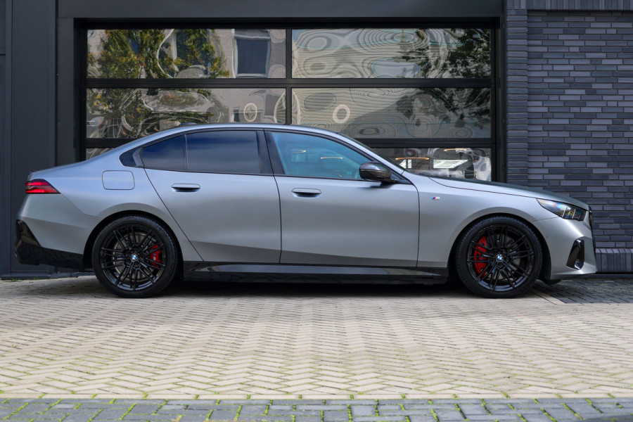 BMW 5 Serie 550e xDrive | BTW! | FULL OPTION! | PANO | B&W | M-SPORT PRO | CARBON | STOELVENTILATIE |