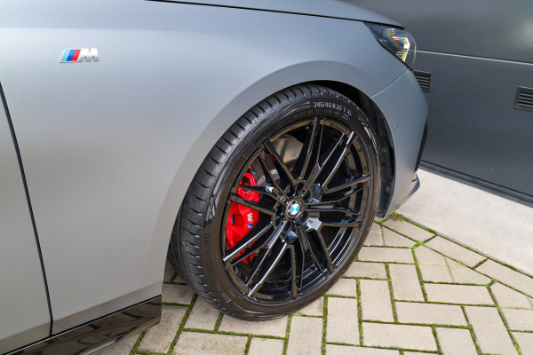 BMW 5 Serie 550e xDrive | BTW! | FULL OPTION! | PANO | B&W | M-SPORT PRO | CARBON | STOELVENTILATIE |
