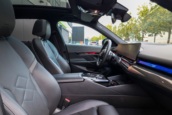 BMW 5 Serie 550e xDrive | BTW! | FULL OPTION! | PANO | B&W | M-SPORT PRO | CARBON | STOELVENTILATIE |