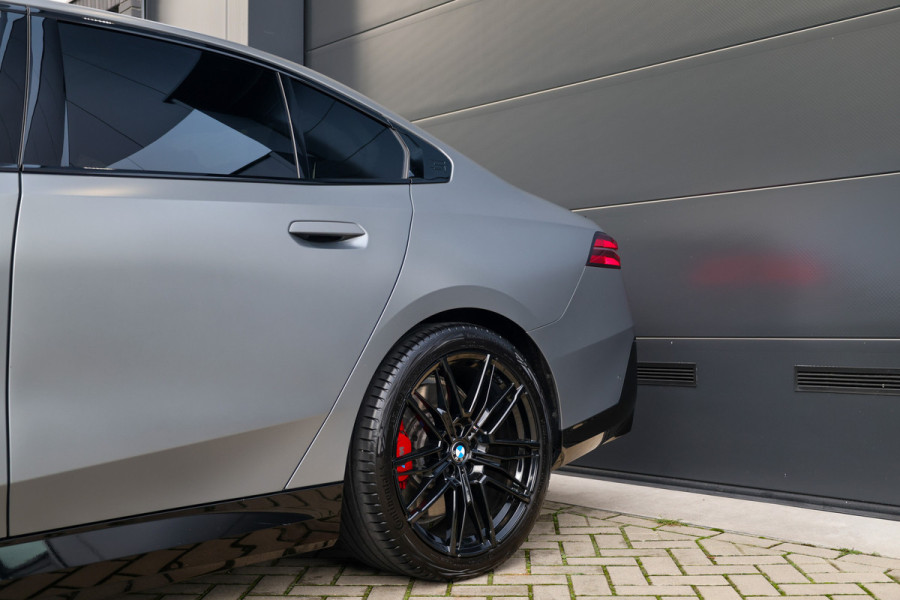 BMW 5 Serie 550e xDrive | BTW! | FULL OPTION! | PANO | B&W | M-SPORT PRO | CARBON | STOELVENTILATIE |