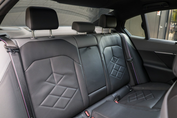 BMW 5 Serie 550e xDrive | BTW! | FULL OPTION! | PANO | B&W | M-SPORT PRO | CARBON | STOELVENTILATIE |