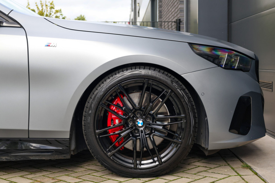 BMW 5 Serie 550e xDrive | BTW! | FULL OPTION! | PANO | B&W | M-SPORT PRO | CARBON | STOELVENTILATIE |