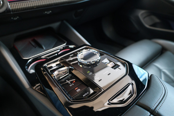 BMW 5 Serie 550e xDrive | BTW! | FULL OPTION! | PANO | B&W | M-SPORT PRO | CARBON | STOELVENTILATIE |