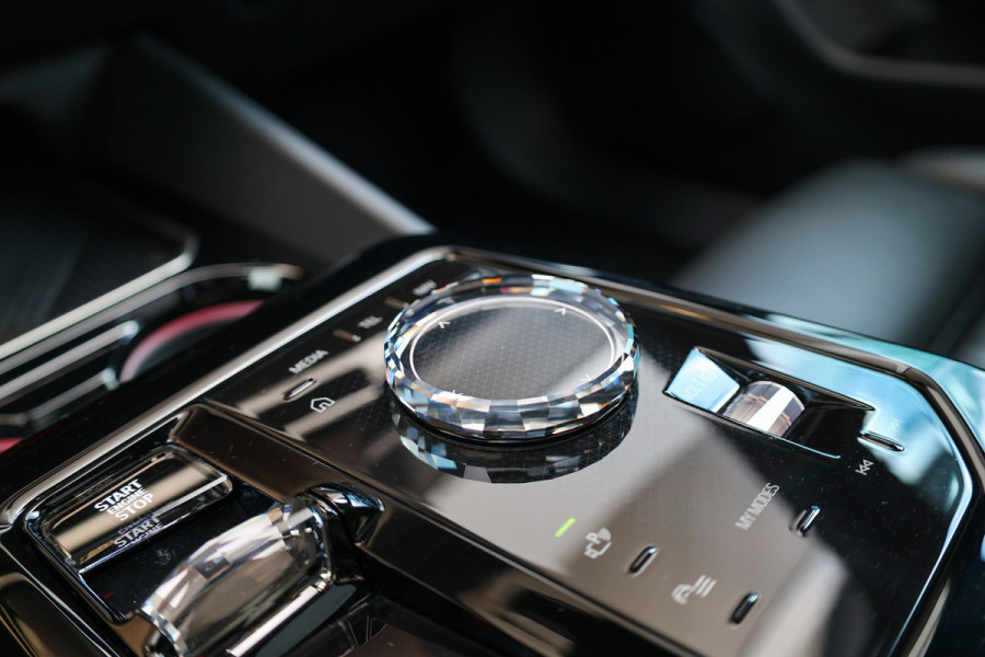 BMW 5 Serie 550e xDrive | BTW! | FULL OPTION! | PANO | B&W | M-SPORT PRO | CARBON | STOELVENTILATIE |