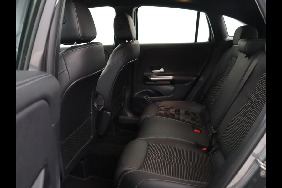 Mercedes-Benz GLA 200 Style | Half leder | Stoelverwarming | Trekhaak | Cruise control | Camera | Park assist | Carplay | Sfeerverlichting