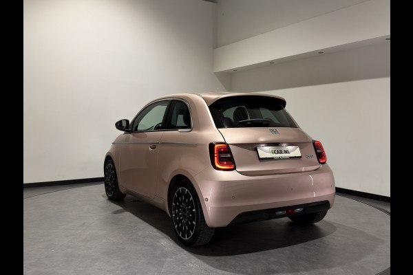 Fiat 500 La Prima 42 kWh | pano dak | Led voor \ achter licht | JBL! audio | Stoelverwarming |
