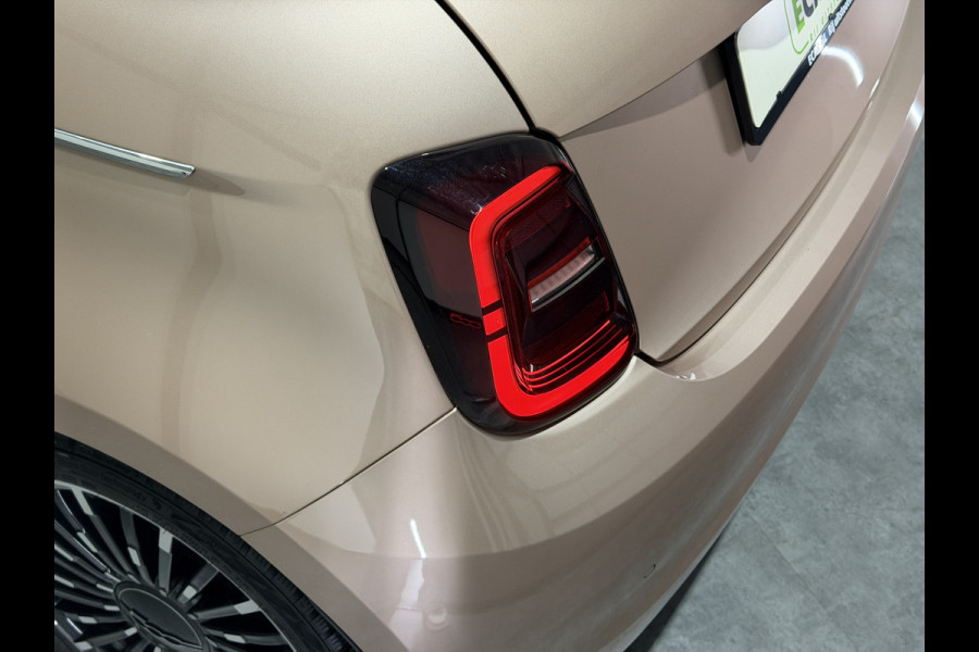 Fiat 500 La Prima 42 kWh | pano dak | Led voor \ achter licht | JBL! audio | Stoelverwarming |