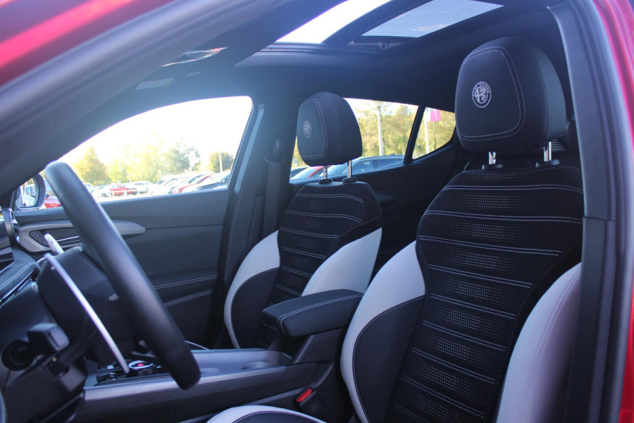 Alfa Romeo Tonale 1.3 270PK Ibrida Plug-In Q4 SPORT SPECIALE | PANORAMISCH SCHUIF KANTELDAK MET ZWARTE DAKSTRIPS | ROSSO BRERA (METALLIC ROOD) MET ZWART DAK  | HARMAN KARDON PREMIUM AUDIO MET 14 SPEAKERS | TECHNOLOGY PACK: PARKEERWAARSCHUWING VOOR EN ACHTER/360° CAMERA / AUTONOMOUS DRIVING LEVEL 2: ADAPTIVE CRUISE CONTROL/LANE CENTERING ASSIST/TRAFFIC JAM ASSIST DODEHOEK DETECTIE AUTOMATISCH DIMMENDE BUITENSPIEGELS ELEKTRISCH BEDIENBARE ACHTERKLEP | 20" LICHTMETALEN VELGEN FORI | DRAADLOZE TELEFOONLADER | NAVIGATIE | DRAADLOZE APPLE CARPLAY/ANDROID AUTO | FULL LED MATRIX KOPLAMPEN | LED