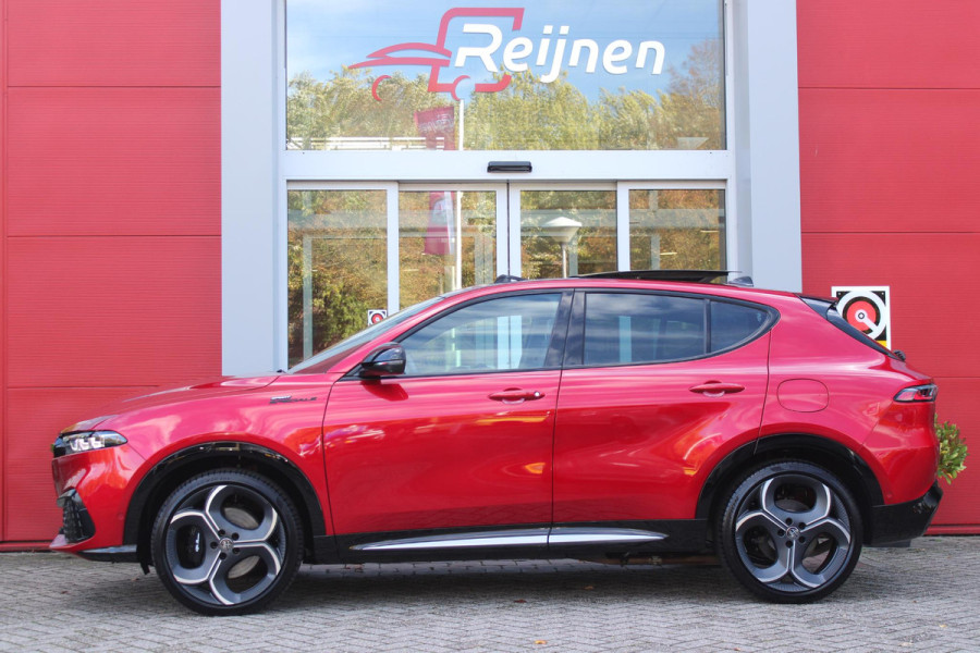 Alfa Romeo Tonale 1.3 270PK Ibrida Plug-In Q4 SPORT SPECIALE | PANORAMISCH SCHUIF KANTELDAK MET ZWARTE DAKSTRIPS | ROSSO BRERA (METALLIC ROOD) MET ZWART DAK  | HARMAN KARDON PREMIUM AUDIO MET 14 SPEAKERS | TECHNOLOGY PACK: PARKEERWAARSCHUWING VOOR EN ACHTER/360° CAMERA / AUTONOMOUS DRIVING LEVEL 2: ADAPTIVE CRUISE CONTROL/LANE CENTERING ASSIST/TRAFFIC JAM ASSIST DODEHOEK DETECTIE AUTOMATISCH DIMMENDE BUITENSPIEGELS ELEKTRISCH BEDIENBARE ACHTERKLEP | 20" LICHTMETALEN VELGEN FORI | DRAADLOZE TELEFOONLADER | NAVIGATIE | DRAADLOZE APPLE CARPLAY/ANDROID AUTO | FULL LED MATRIX KOPLAMPEN | LED