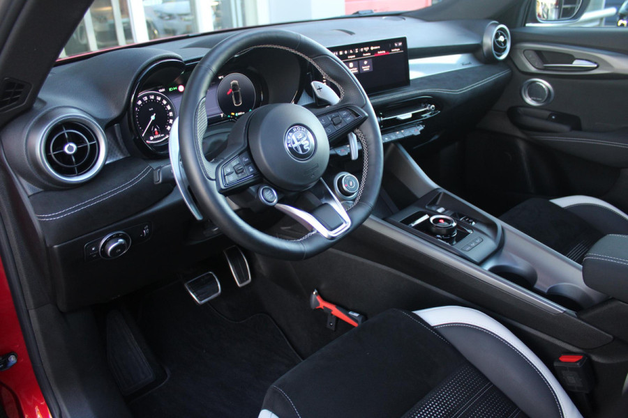 Alfa Romeo Tonale 1.3 270PK Ibrida Plug-In Q4 SPORT SPECIALE | PANORAMISCH SCHUIF KANTELDAK MET ZWARTE DAKSTRIPS | ROSSO BRERA (METALLIC ROOD) MET ZWART DAK  | HARMAN KARDON PREMIUM AUDIO MET 14 SPEAKERS | TECHNOLOGY PACK: PARKEERWAARSCHUWING VOOR EN ACHTER/360° CAMERA / AUTONOMOUS DRIVING LEVEL 2: ADAPTIVE CRUISE CONTROL/LANE CENTERING ASSIST/TRAFFIC JAM ASSIST DODEHOEK DETECTIE AUTOMATISCH DIMMENDE BUITENSPIEGELS ELEKTRISCH BEDIENBARE ACHTERKLEP | 20" LICHTMETALEN VELGEN FORI | DRAADLOZE TELEFOONLADER | NAVIGATIE | DRAADLOZE APPLE CARPLAY/ANDROID AUTO | FULL LED MATRIX KOPLAMPEN | LED