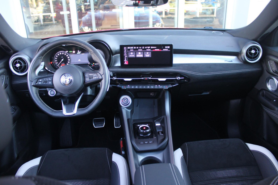 Alfa Romeo Tonale 1.3 270PK Ibrida Plug-In Q4 SPORT SPECIALE | PANORAMISCH SCHUIF KANTELDAK MET ZWARTE DAKSTRIPS | ROSSO BRERA (METALLIC ROOD) MET ZWART DAK  | HARMAN KARDON PREMIUM AUDIO MET 14 SPEAKERS | TECHNOLOGY PACK: PARKEERWAARSCHUWING VOOR EN ACHTER/360° CAMERA / AUTONOMOUS DRIVING LEVEL 2: ADAPTIVE CRUISE CONTROL/LANE CENTERING ASSIST/TRAFFIC JAM ASSIST DODEHOEK DETECTIE AUTOMATISCH DIMMENDE BUITENSPIEGELS ELEKTRISCH BEDIENBARE ACHTERKLEP | 20" LICHTMETALEN VELGEN FORI | DRAADLOZE TELEFOONLADER | NAVIGATIE | DRAADLOZE APPLE CARPLAY/ANDROID AUTO | FULL LED MATRIX KOPLAMPEN | LED