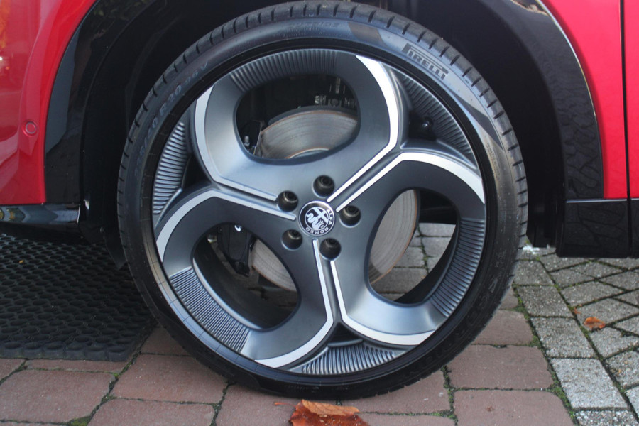 Alfa Romeo Tonale 1.3 270PK Ibrida Plug-In Q4 SPORT SPECIALE | PANORAMISCH SCHUIF KANTELDAK MET ZWARTE DAKSTRIPS | ROSSO BRERA (METALLIC ROOD) MET ZWART DAK  | HARMAN KARDON PREMIUM AUDIO MET 14 SPEAKERS | TECHNOLOGY PACK: PARKEERWAARSCHUWING VOOR EN ACHTER/360° CAMERA / AUTONOMOUS DRIVING LEVEL 2: ADAPTIVE CRUISE CONTROL/LANE CENTERING ASSIST/TRAFFIC JAM ASSIST DODEHOEK DETECTIE AUTOMATISCH DIMMENDE BUITENSPIEGELS ELEKTRISCH BEDIENBARE ACHTERKLEP | 20" LICHTMETALEN VELGEN FORI | DRAADLOZE TELEFOONLADER | NAVIGATIE | DRAADLOZE APPLE CARPLAY/ANDROID AUTO | FULL LED MATRIX KOPLAMPEN | LED