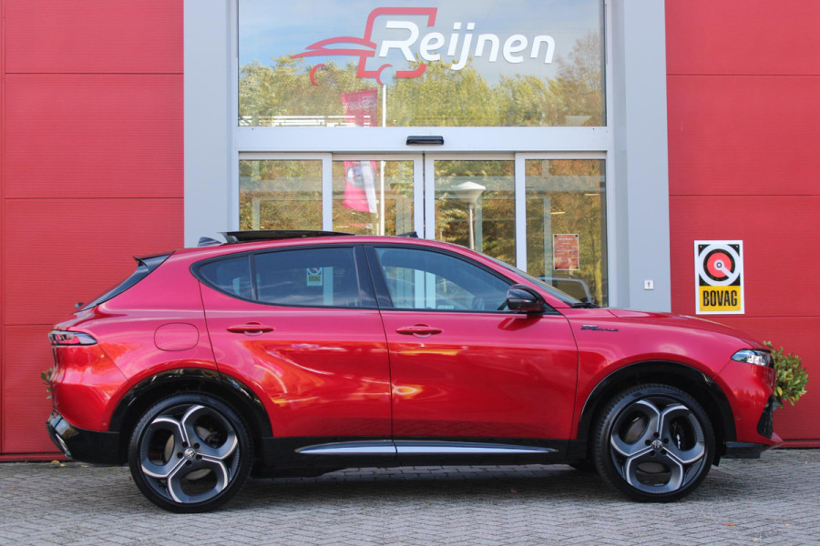 Alfa Romeo Tonale 1.3 270PK Ibrida Plug-In Q4 SPORT SPECIALE | PANORAMISCH SCHUIF KANTELDAK MET ZWARTE DAKSTRIPS | ROSSO BRERA (METALLIC ROOD) MET ZWART DAK  | HARMAN KARDON PREMIUM AUDIO MET 14 SPEAKERS | TECHNOLOGY PACK: PARKEERWAARSCHUWING VOOR EN ACHTER/360° CAMERA / AUTONOMOUS DRIVING LEVEL 2: ADAPTIVE CRUISE CONTROL/LANE CENTERING ASSIST/TRAFFIC JAM ASSIST DODEHOEK DETECTIE AUTOMATISCH DIMMENDE BUITENSPIEGELS ELEKTRISCH BEDIENBARE ACHTERKLEP | 20" LICHTMETALEN VELGEN FORI | DRAADLOZE TELEFOONLADER | NAVIGATIE | DRAADLOZE APPLE CARPLAY/ANDROID AUTO | FULL LED MATRIX KOPLAMPEN | LED