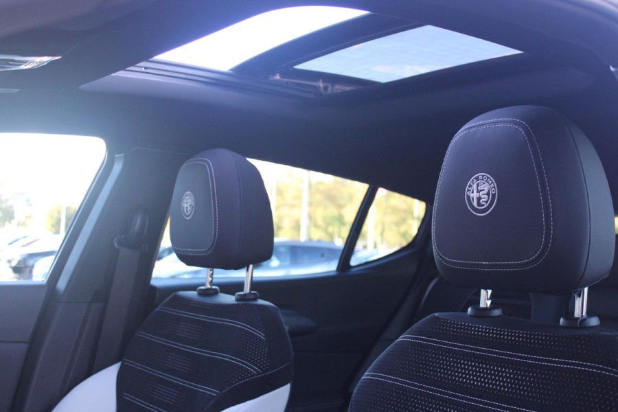 Alfa Romeo Tonale 1.3 270PK Ibrida Plug-In Q4 SPORT SPECIALE | PANORAMISCH SCHUIF KANTELDAK MET ZWARTE DAKSTRIPS | ROSSO BRERA (METALLIC ROOD) MET ZWART DAK  | HARMAN KARDON PREMIUM AUDIO MET 14 SPEAKERS | TECHNOLOGY PACK: PARKEERWAARSCHUWING VOOR EN ACHTER/360° CAMERA / AUTONOMOUS DRIVING LEVEL 2: ADAPTIVE CRUISE CONTROL/LANE CENTERING ASSIST/TRAFFIC JAM ASSIST DODEHOEK DETECTIE AUTOMATISCH DIMMENDE BUITENSPIEGELS ELEKTRISCH BEDIENBARE ACHTERKLEP | 20" LICHTMETALEN VELGEN FORI | DRAADLOZE TELEFOONLADER | NAVIGATIE | DRAADLOZE APPLE CARPLAY/ANDROID AUTO | FULL LED MATRIX KOPLAMPEN | LED